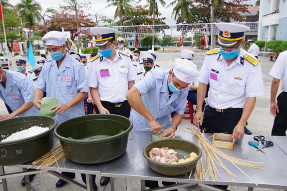 Các đội thực hành gói bánh.